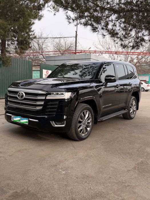Toyota Land Cruiser 300 3.5L V6 2024 7-местный