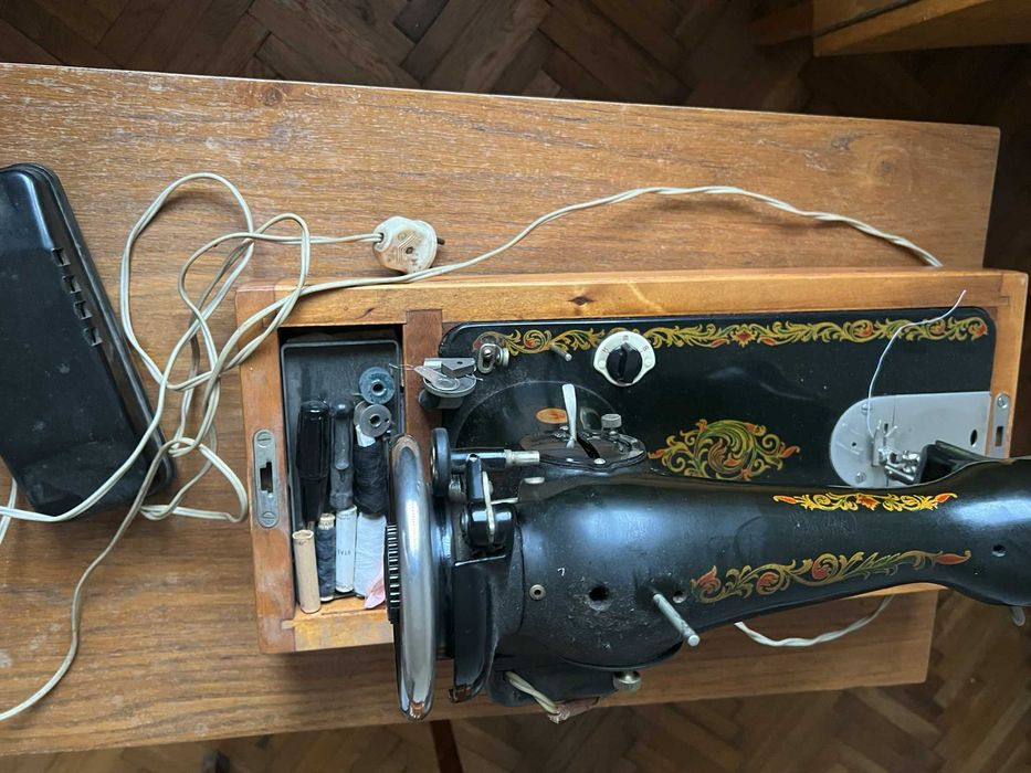 Vand masina de cusut electrica ruseasca in stare buna de functionare