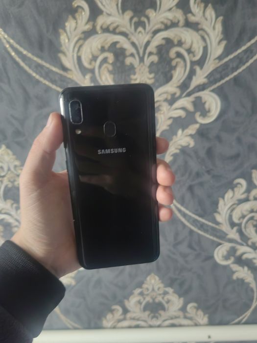 Samsung A20 32gb ekran almashgan sotiladi boliwi 500ming