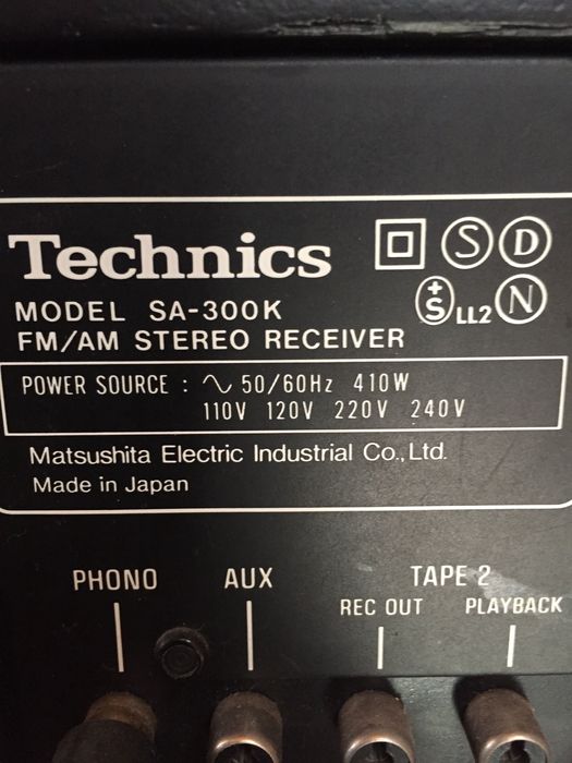 Техникс усилвател с вградено радио SA300K