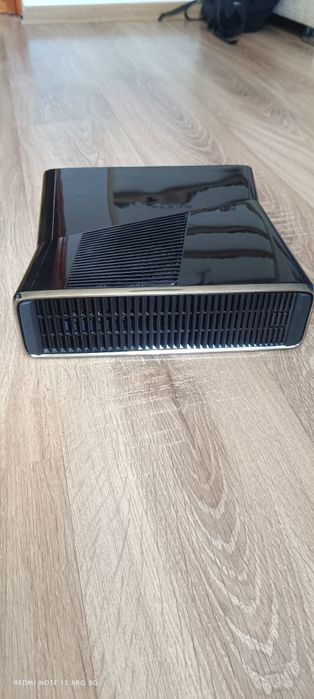 Vand xbox 360 doua controlarea+ sapte jocuri