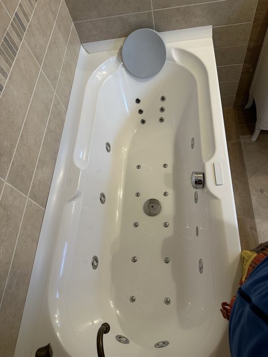 Cada cu hidromasaj tip Jacuzzi marca Villeroy & Bosch