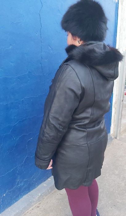 Haina de piele   și caciula de vulpe neagra