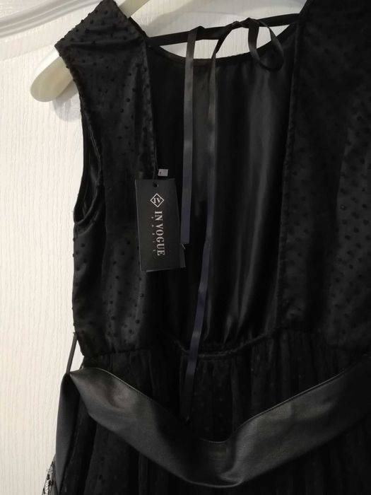 Официална, тюлена рокля на точки.