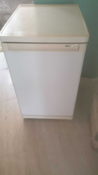 Продавам фризерът Siemens