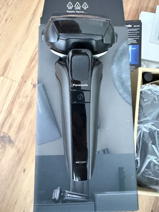 Panasonic Premium Shaver ES-LV9U-K803 със зарядна станция за почистване