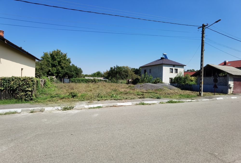 Vand teren de casa intravilan central 24 ml deschidere