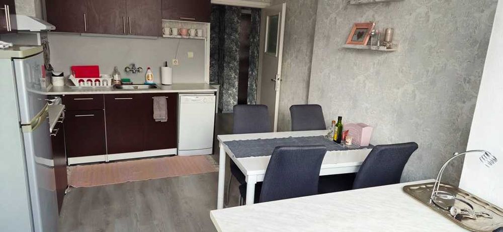 Продавам дву-тристаен апартамент Център до МОЛ София