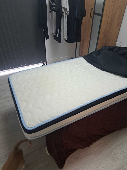 Продавам легло с матрак