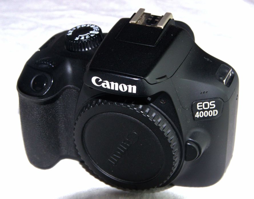 Комплект камера Canon EOS 4000D с обективи