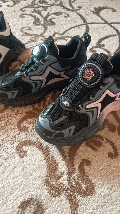 Продам детские кросовки