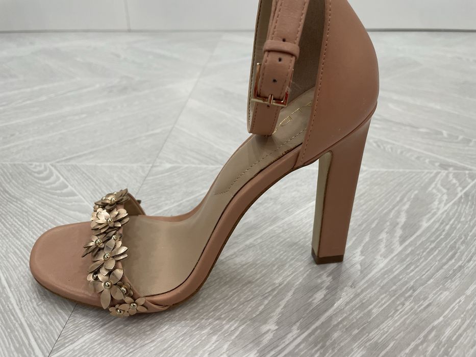 Босоножки с открытым носом.