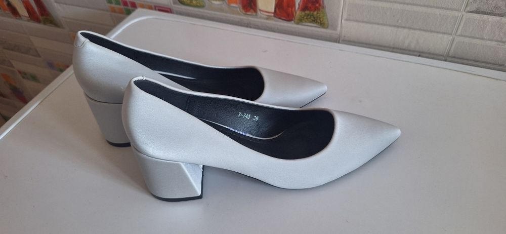 Продам женские туфли