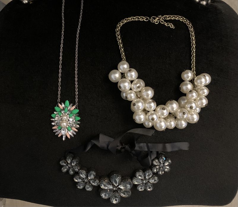 Vand coliere pret mic