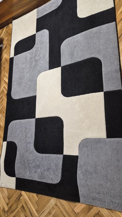 Продавам сиво бял вълнен килим 150/233