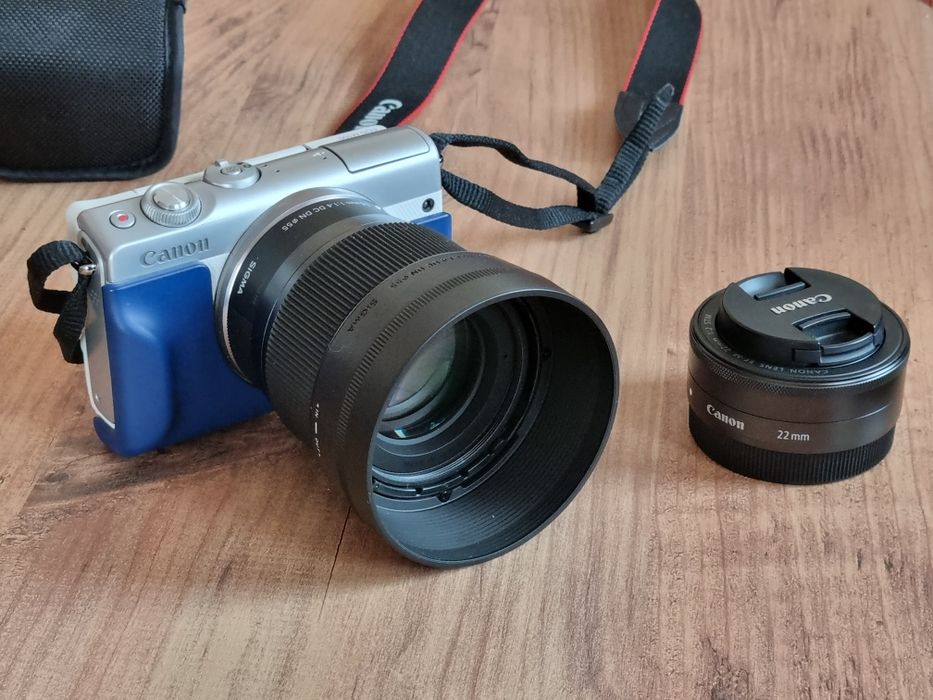 Canon EOS M100 с обективи Sigma 56mm и Canon 22mm