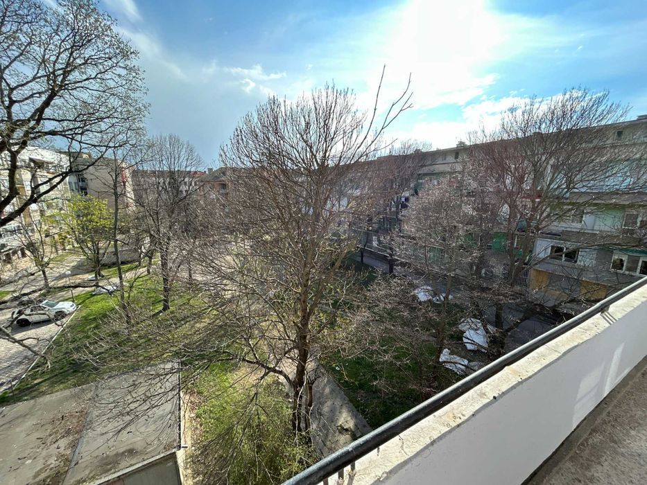 Продава/Дава под наем четиристаен апартамент зад Съвета в град Димитровград