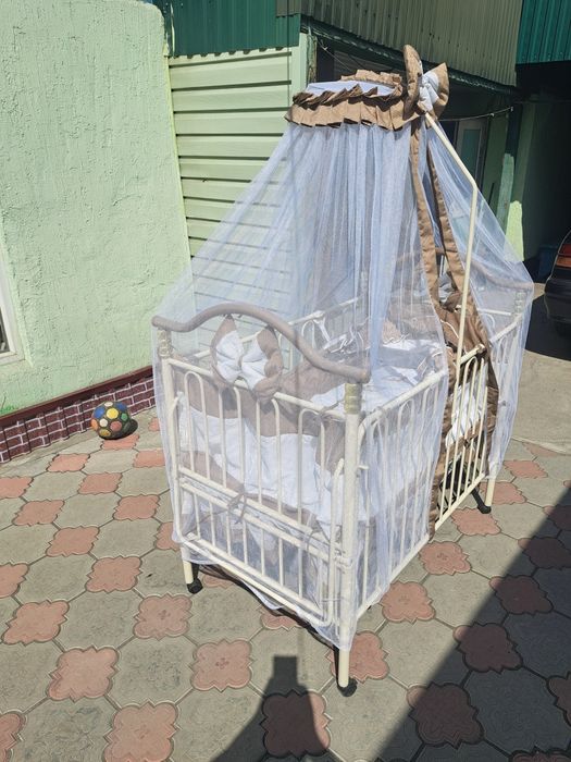 Есть 3 коляски, детский столик и манеж!