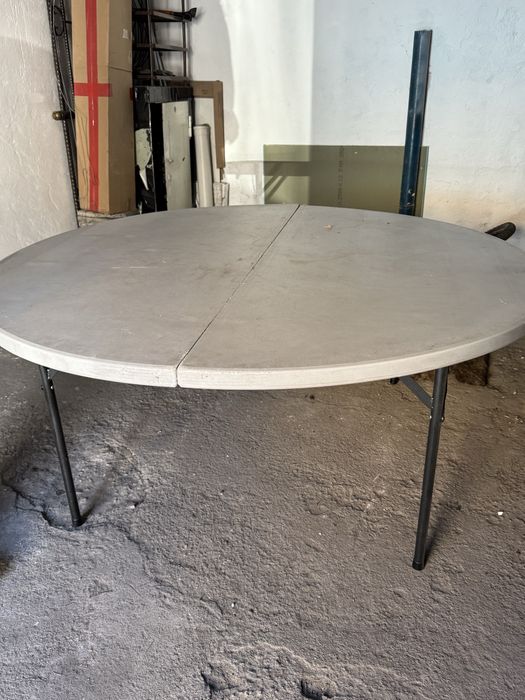 Продаем стол круглый