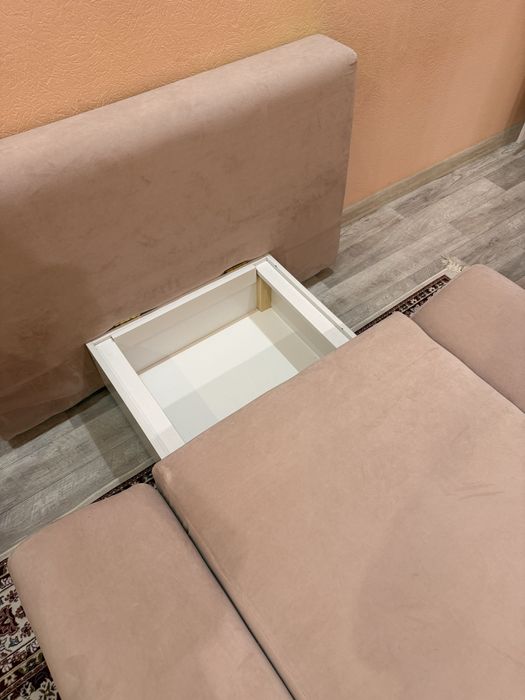 Нежно-розовой диван