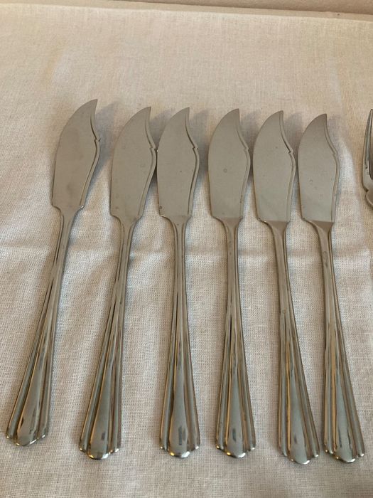 Комплект вилици и ножове за риба и 6 кафени лъжички