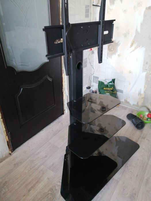 Стеклянная полка под телевизор.