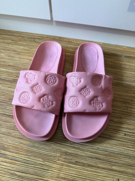 Дамски чехли Guess! Незначителни следи от употреба!