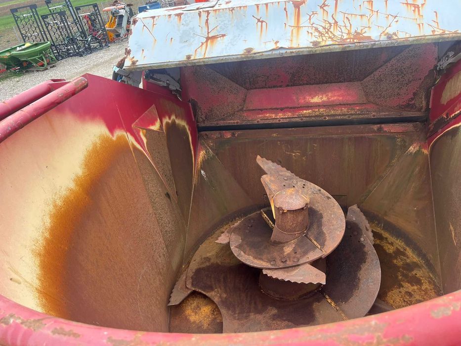 Фуражораздаващо ремарке BvL 12 м³ –(електрически и хидравлични)