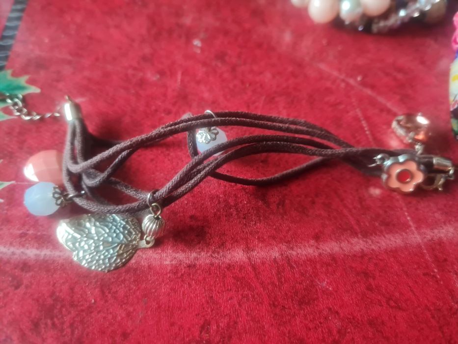 Колиета, дърв. гердани и гривни, шноли за коса