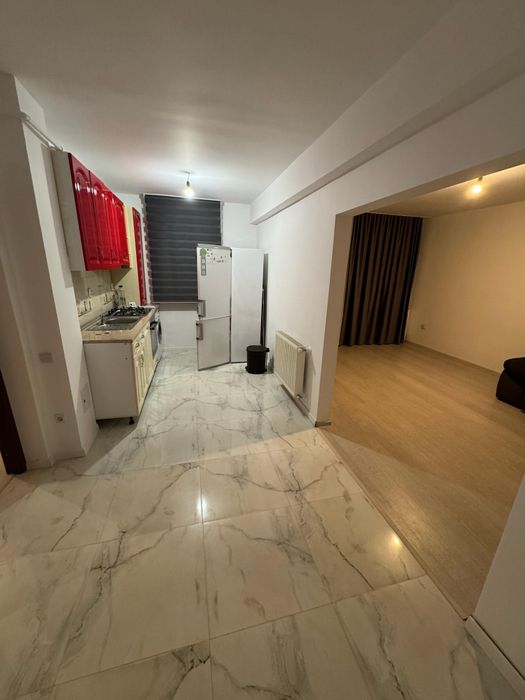Închiriez apartament 2 camere, balcon și parcare – zonă cu toate facilitățile, lângă stație