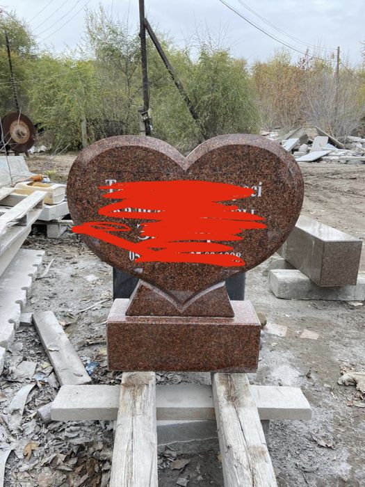 Памятники, надгробные камни