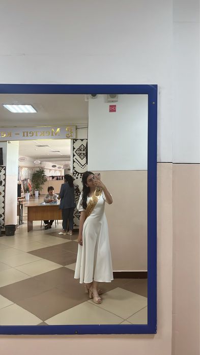 Платье белое,в шикарном качестве