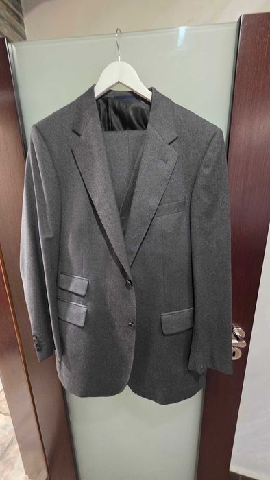 Продавам нов мъжки костюм BURBERRY