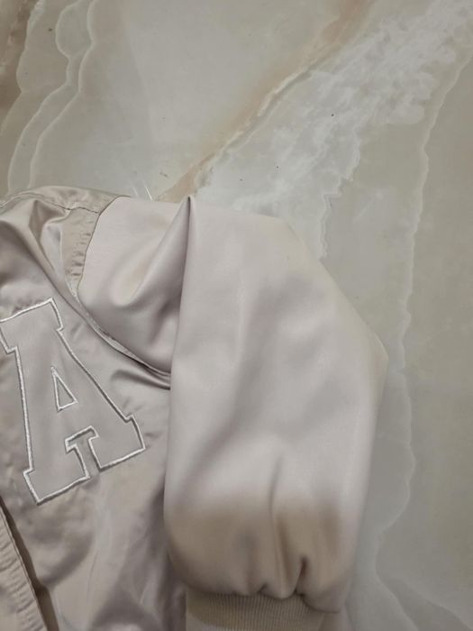 Geacă Zara mărimea 98-104 cm impecabilă culoarea crem