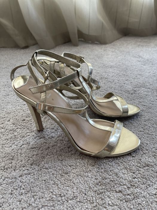 Босоножки золотистые