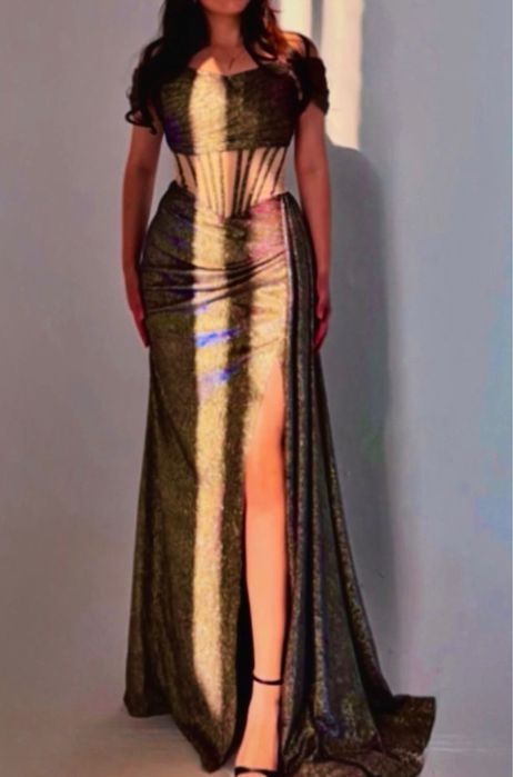 Шикарное платье со шлейфом размер М