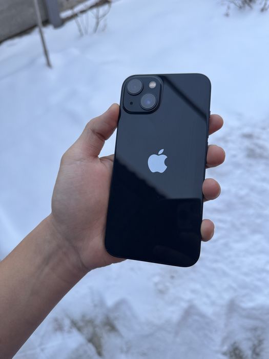 iPhone 13 black.