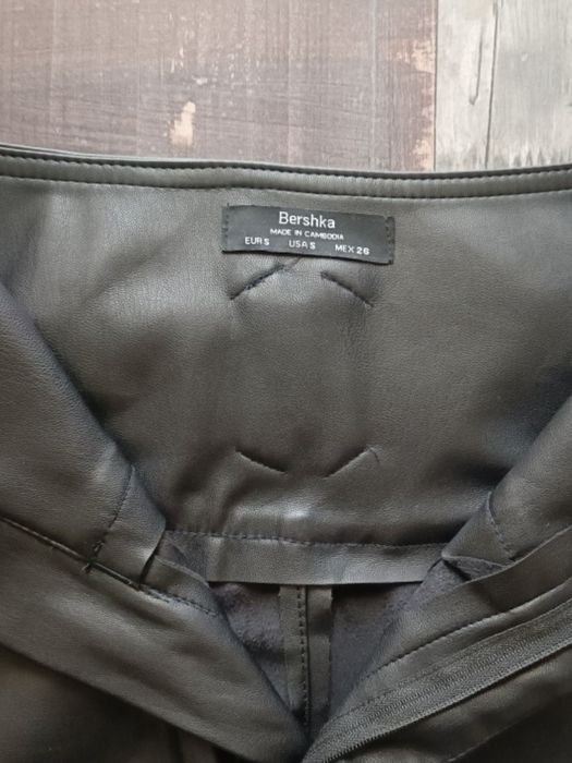 Bershka кожена пола с колан