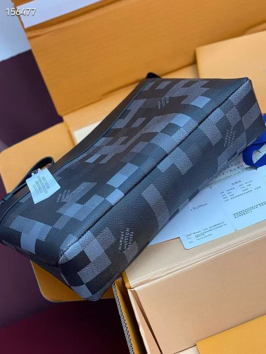 Чанта Louis Vuitton Takeoff Pouch