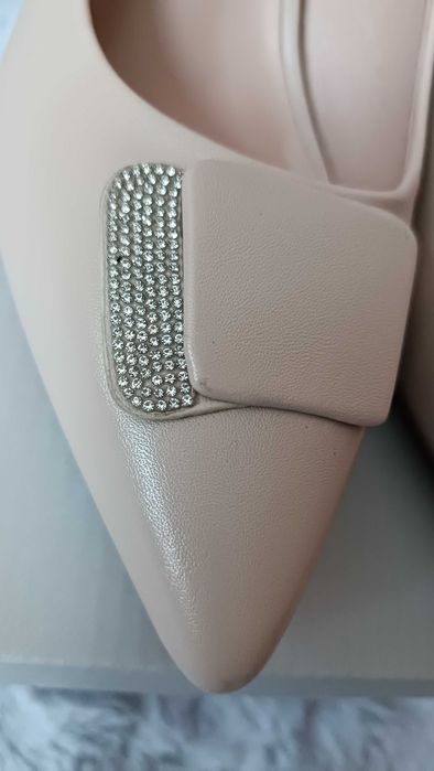 Стилни дамски обувки с висок ток в бежово