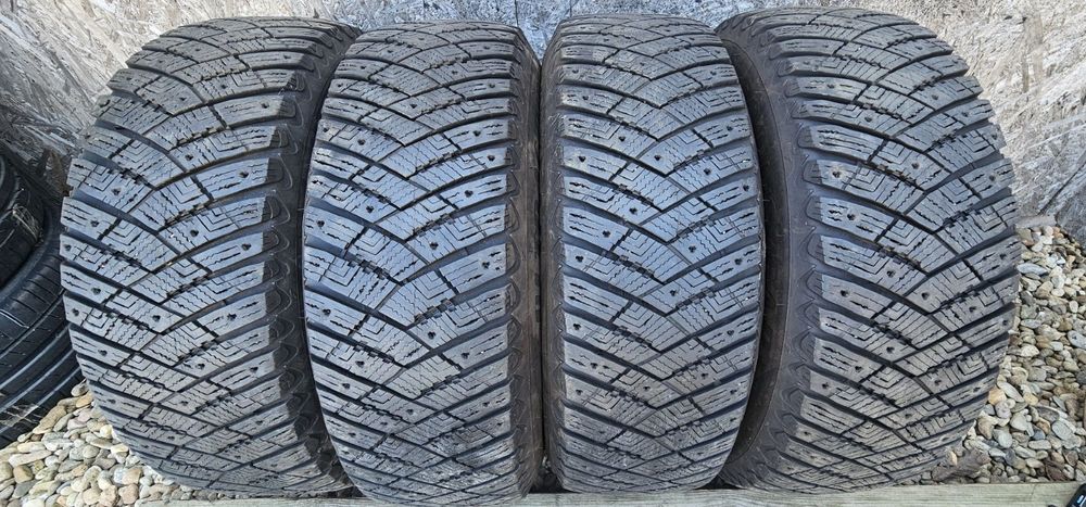 Anvelope Goodyear UltraGrip ICE Arctic Suv 4X4 
225/65 R17 102T M+S