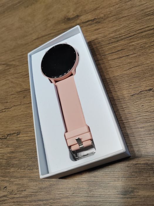 Продавам Смарт Часовник с 3.25см пълен сензорен екран