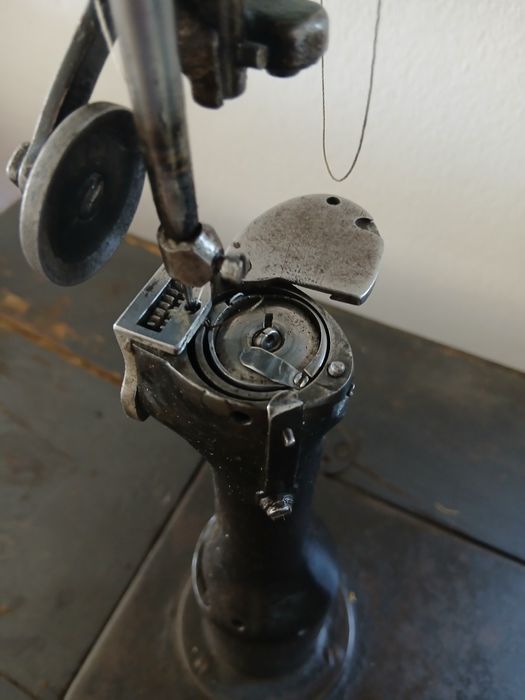 Mașină de cusut piele coloană cu un ac marca Singer