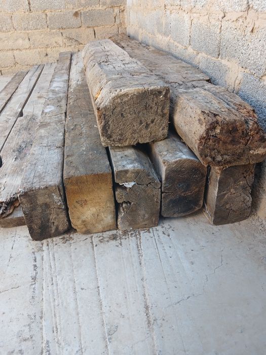 Ағаш шпалдар бар