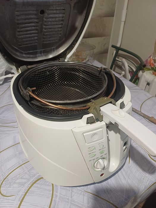 Продам фритюрнцу Delonghi