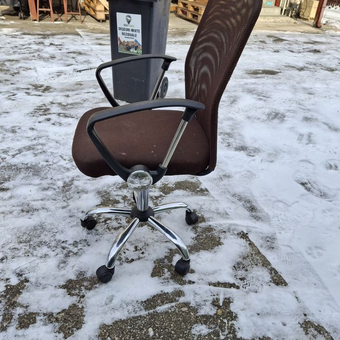 Scaun de birou cu manetă