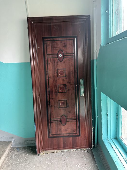 Продам входную металлическую дверь б/у