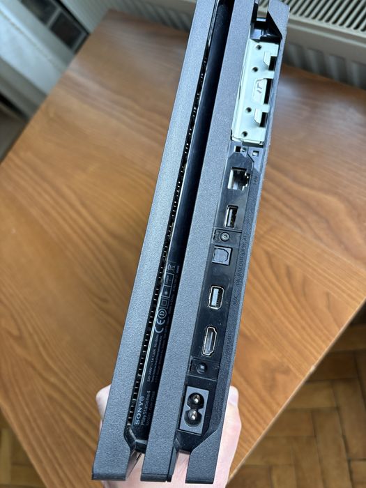 PS4 PRO 1TB + 2 controllere