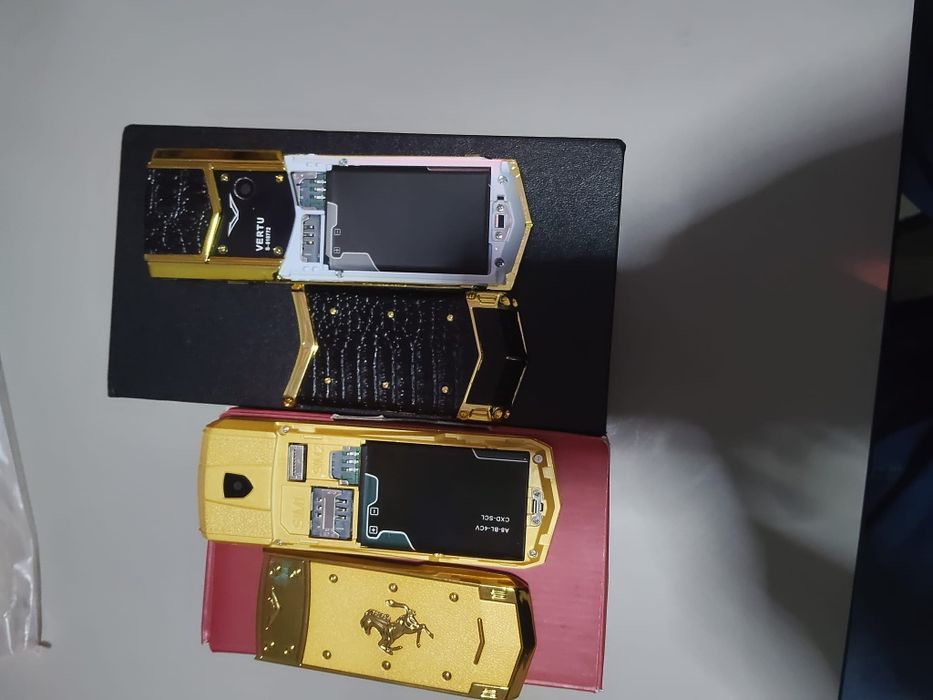 Vând telefoane mobile Vertu
