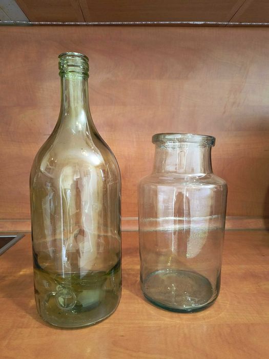Стъклен буркан и бутилка